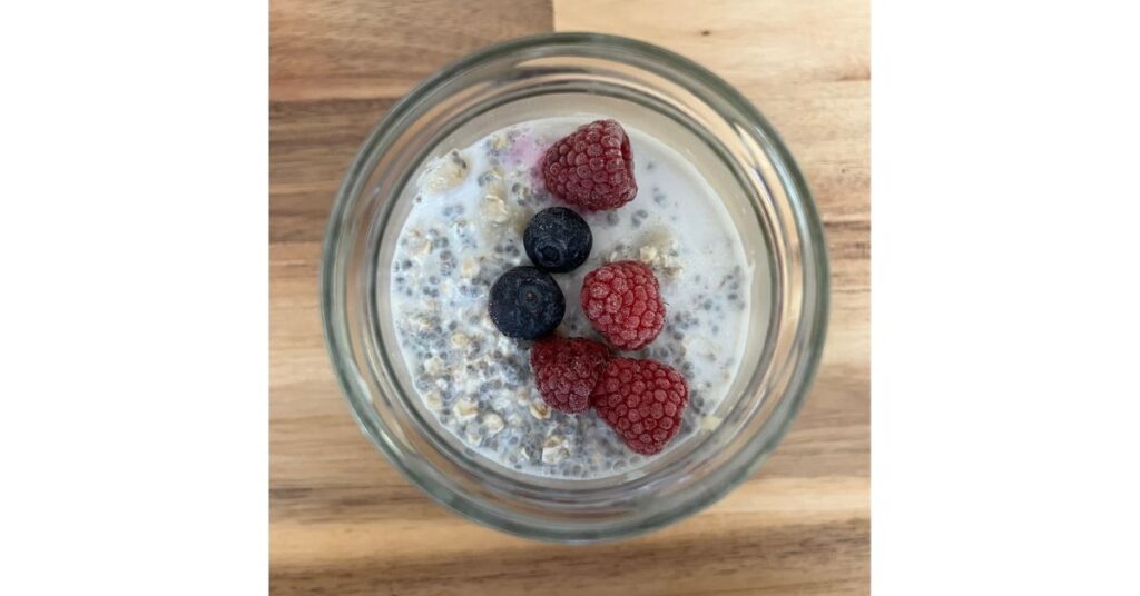 Leckere Overnight Oats mit Chia und Beeren