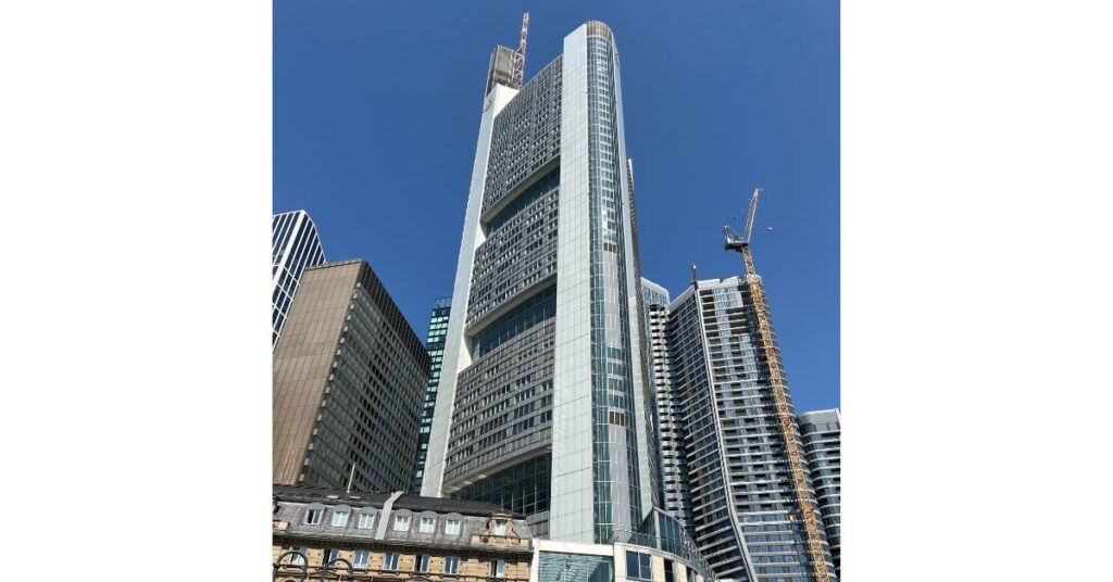 Die Wolkenkratzer - und davor ein sehr viel älteres Haus!