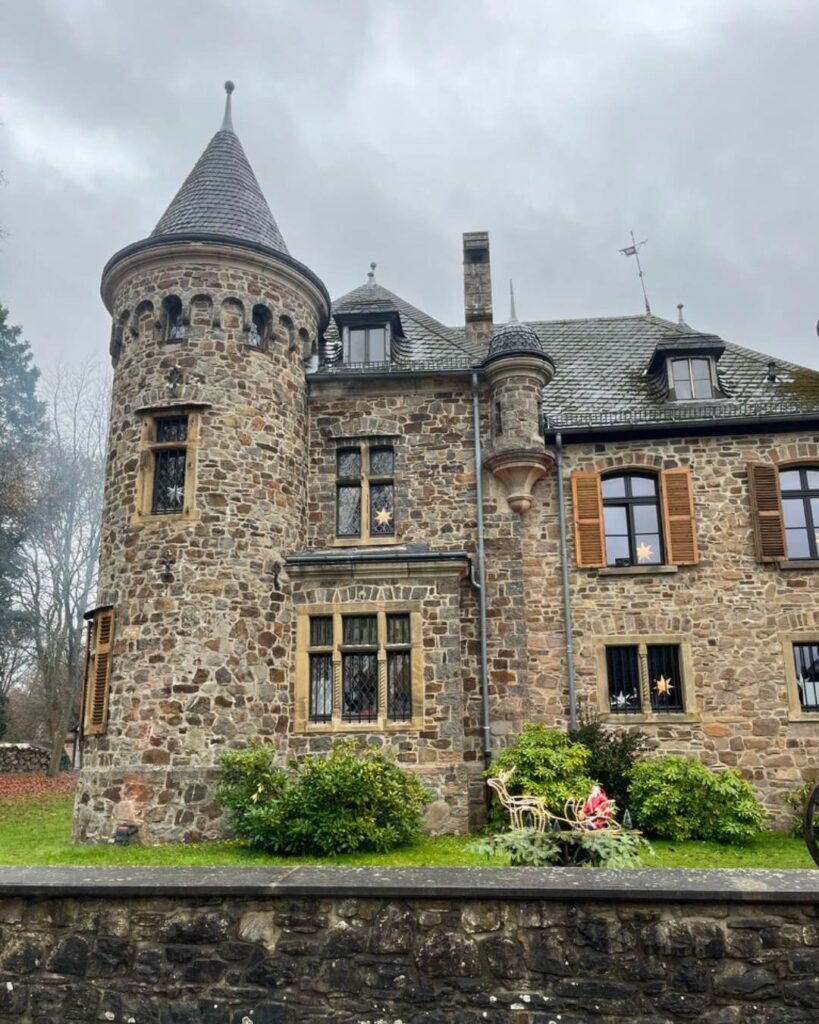 Die wunderschöne Burg Dattenfeld in Windeck