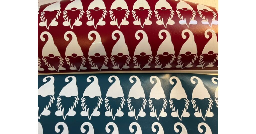 Folienreste der Wichtel von den Weihnachtsgeschenken