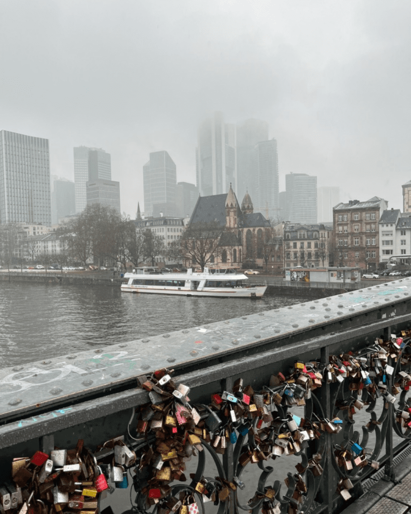 Die Skyline im Nebel vom Eisernen Steg aus gesehen