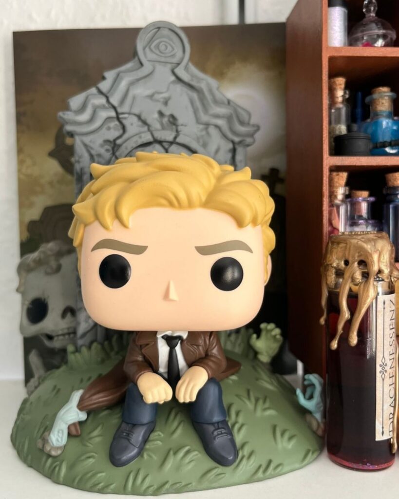 Der John-Constantine-FunkoPop auf meinem Schreibtisch